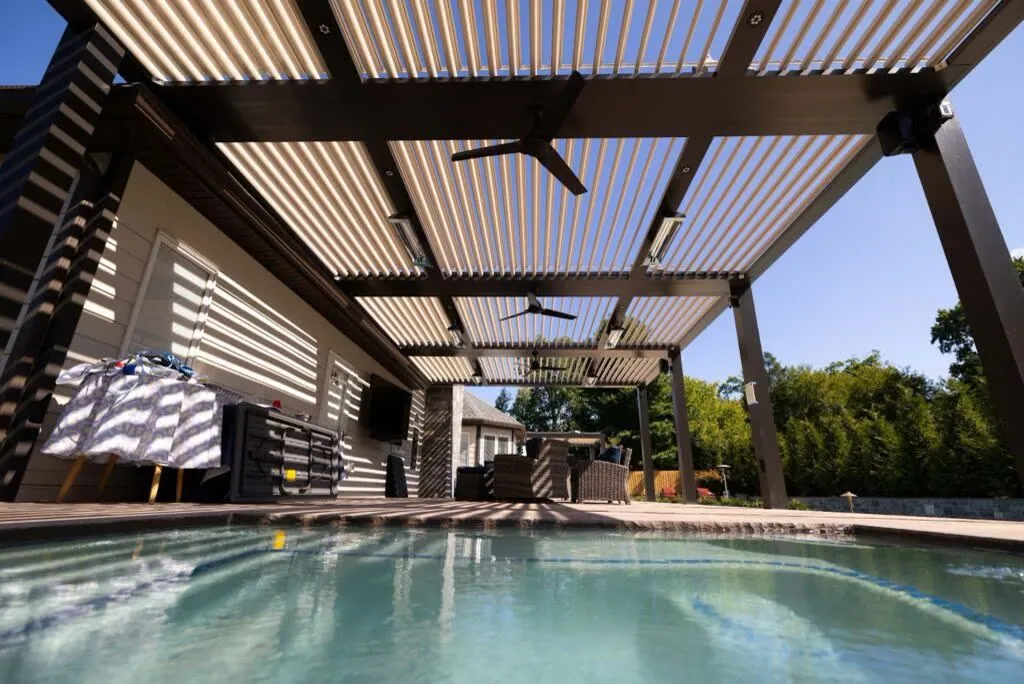 Pivot 6 Flat louvered roof system